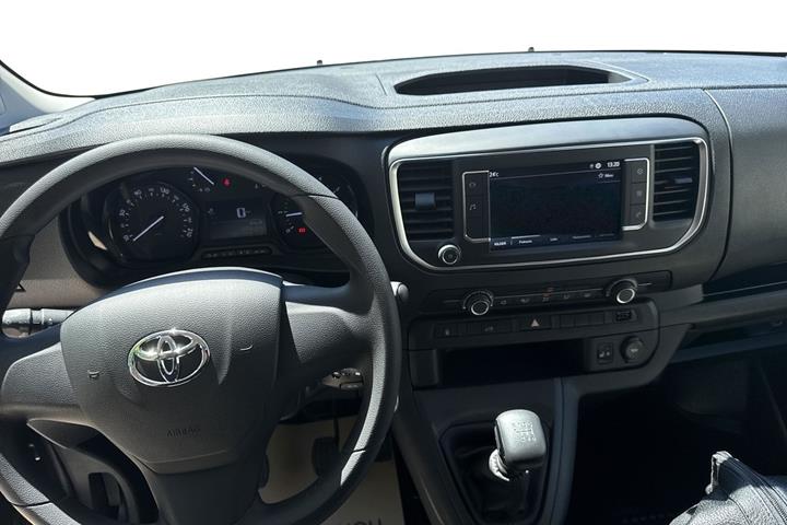 Grå Toyota ProAce fra 2025