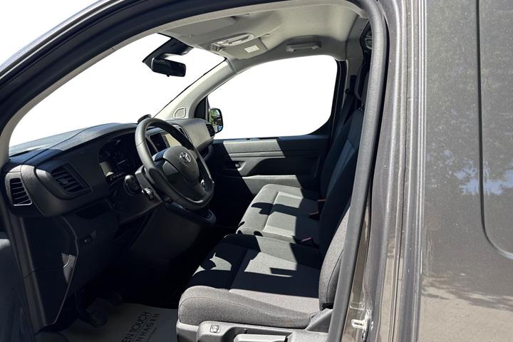 Grå Toyota ProAce fra 2025