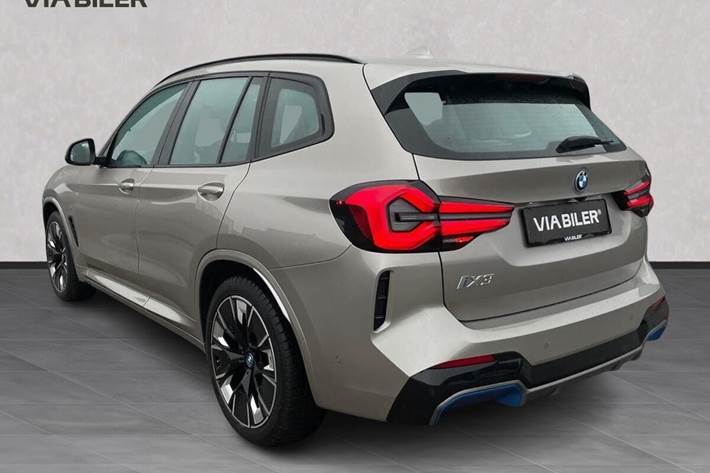 Sølv BMW iX3 fra 2023