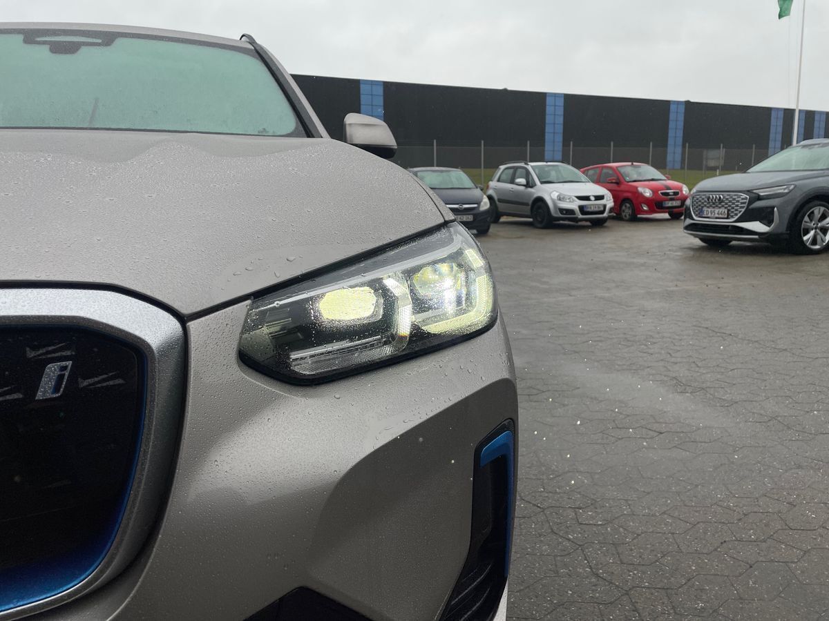 Sølv BMW iX3 fra 2023