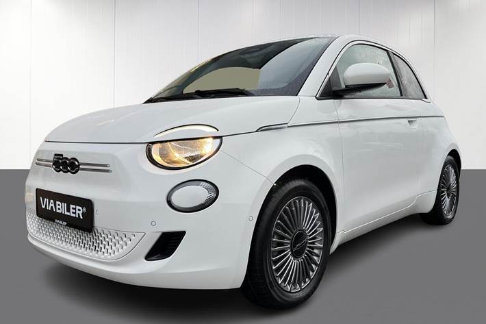 Hvid Fiat 500e fra 2024 set udefra