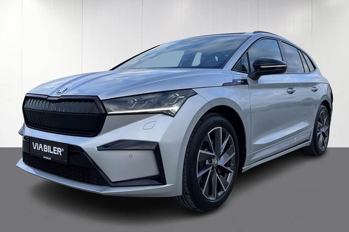 Sølv Skoda Enyaq fra 2024 set udefra