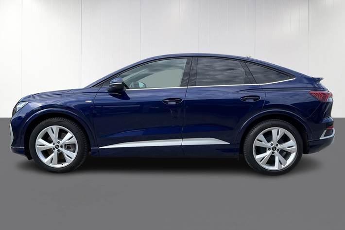 Blå Audi Q4 fra 2023