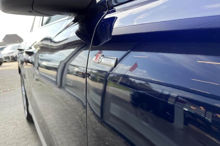 Blå Audi Q4 fra 2023