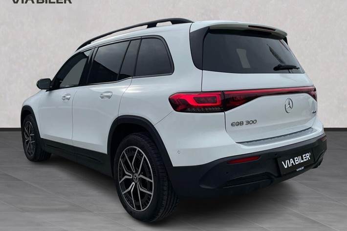 Hvid Mercedes EQB 300 fra 2023