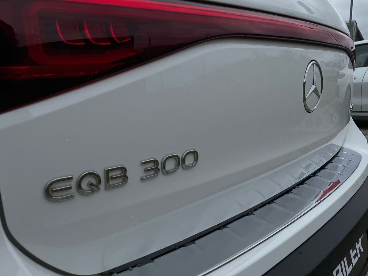 Hvid Mercedes EQB 300 fra 2023