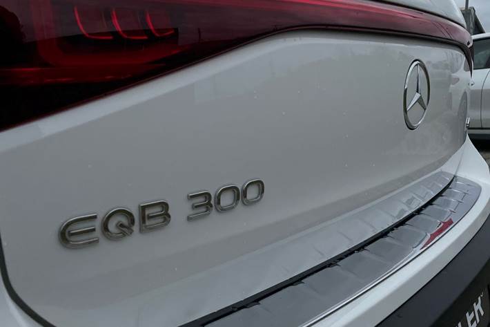 Hvid Mercedes EQB 300 fra 2023