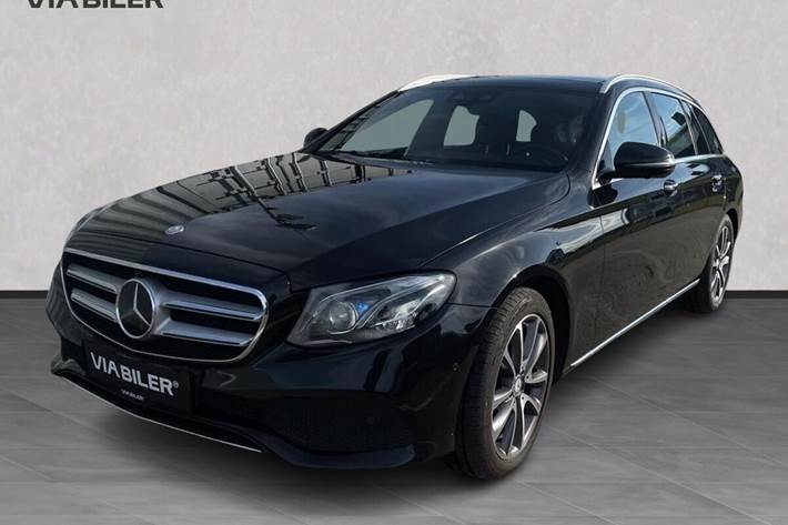 Sort Mercedes E220 d fra 2017 set udefra
