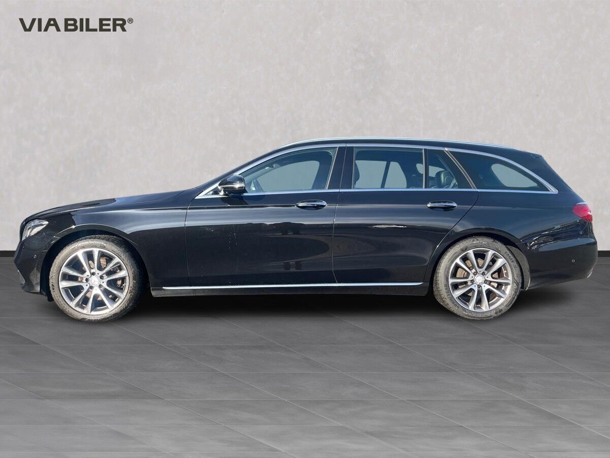 Sort Mercedes E220 d fra 2017