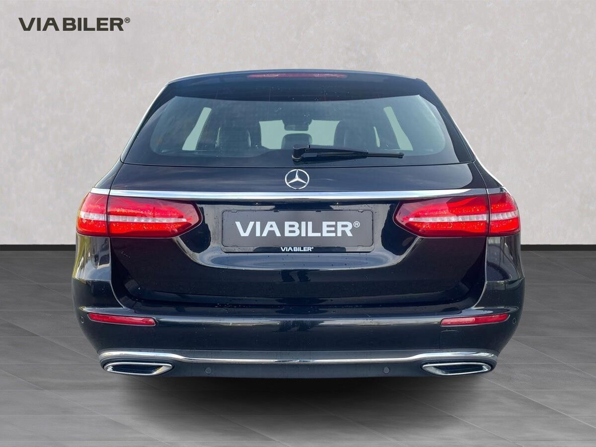 Sort Mercedes E220 d fra 2017
