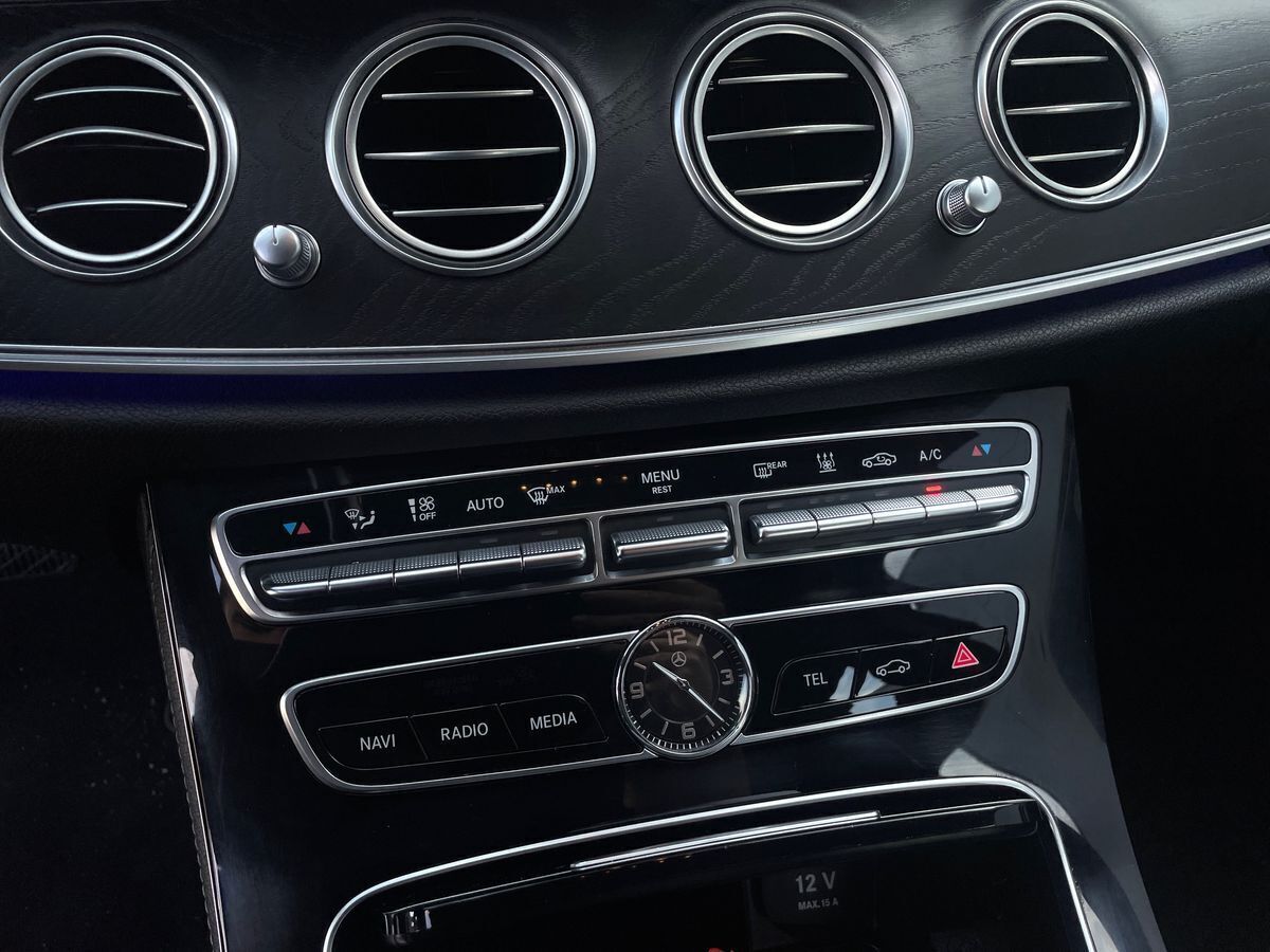 Sort Mercedes E220 d fra 2017