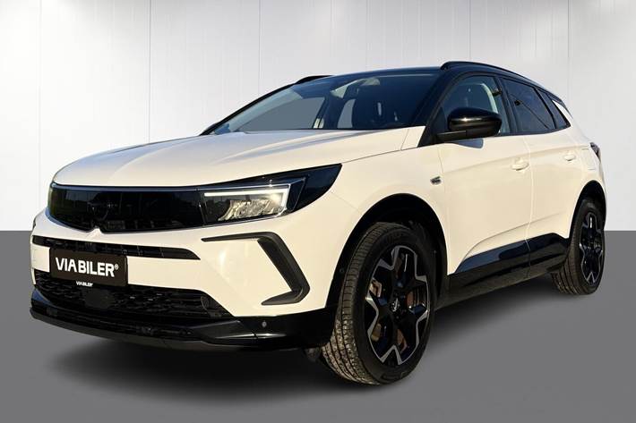 Hvid Opel Grandland fra 2022 set udefra