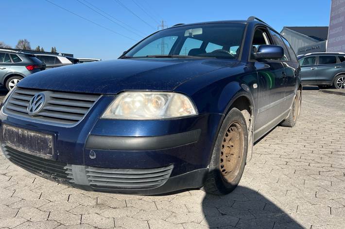 Blå VW Passat fra 2002