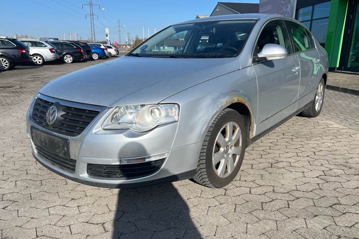 Sølv VW Passat fra 2005