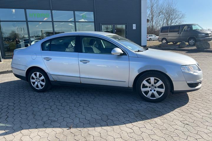 Sølv VW Passat fra 2005