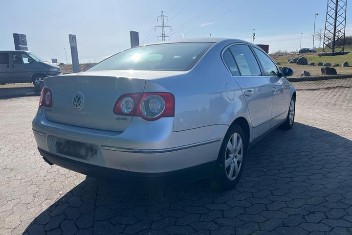 Sølv VW Passat fra 2005