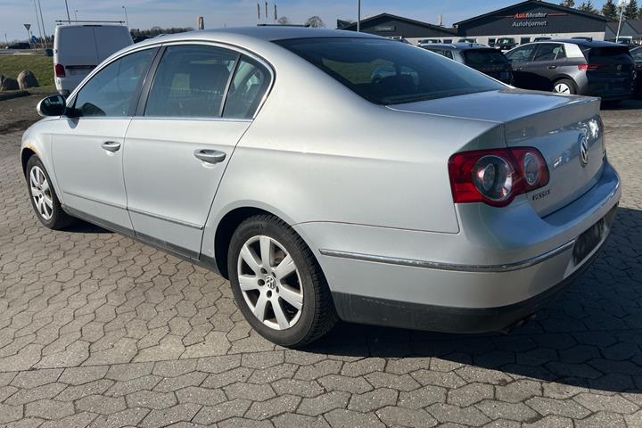 Sølv VW Passat fra 2005