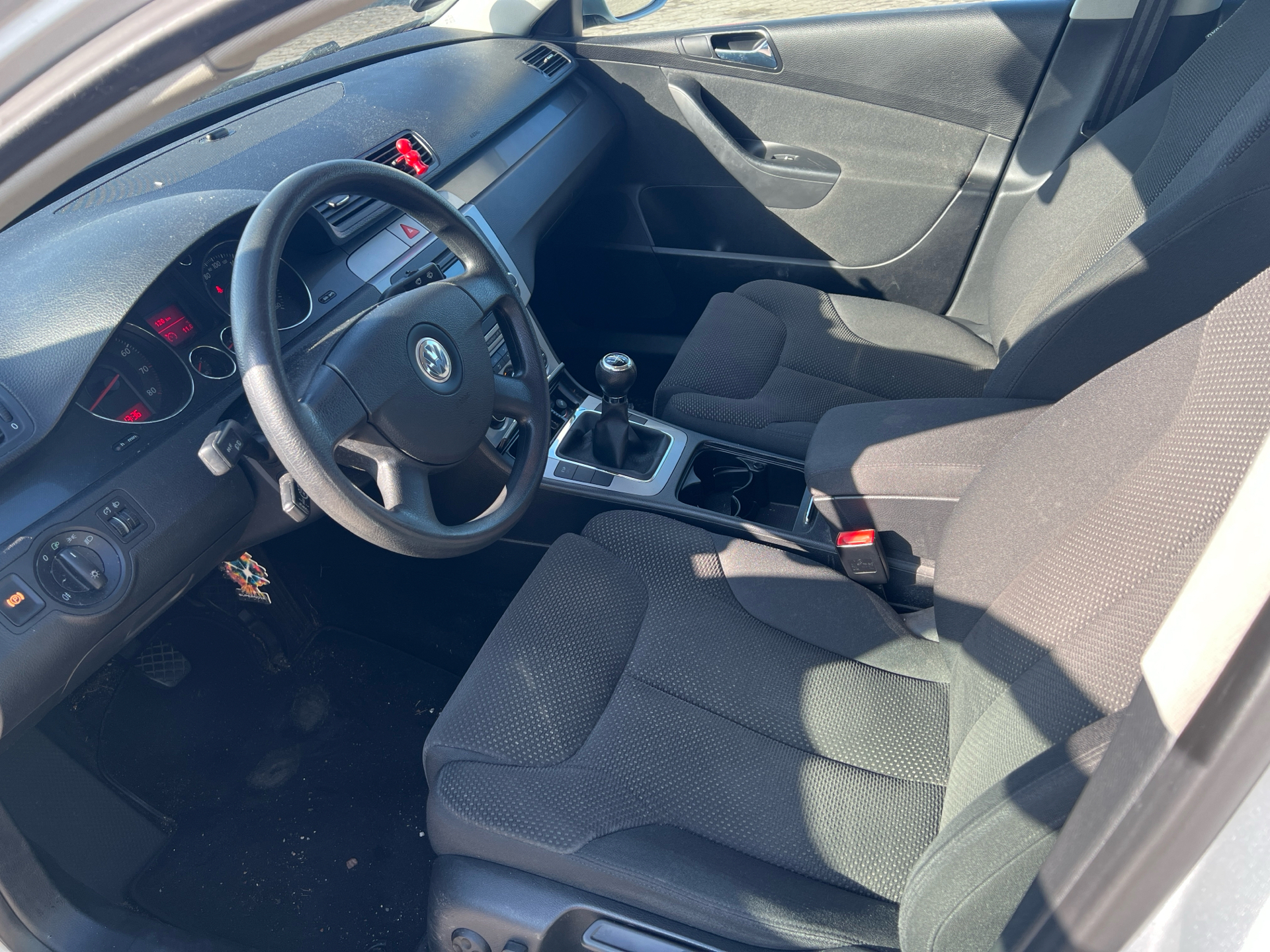 Sølv VW Passat fra 2005
