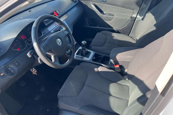 Sølv VW Passat fra 2005