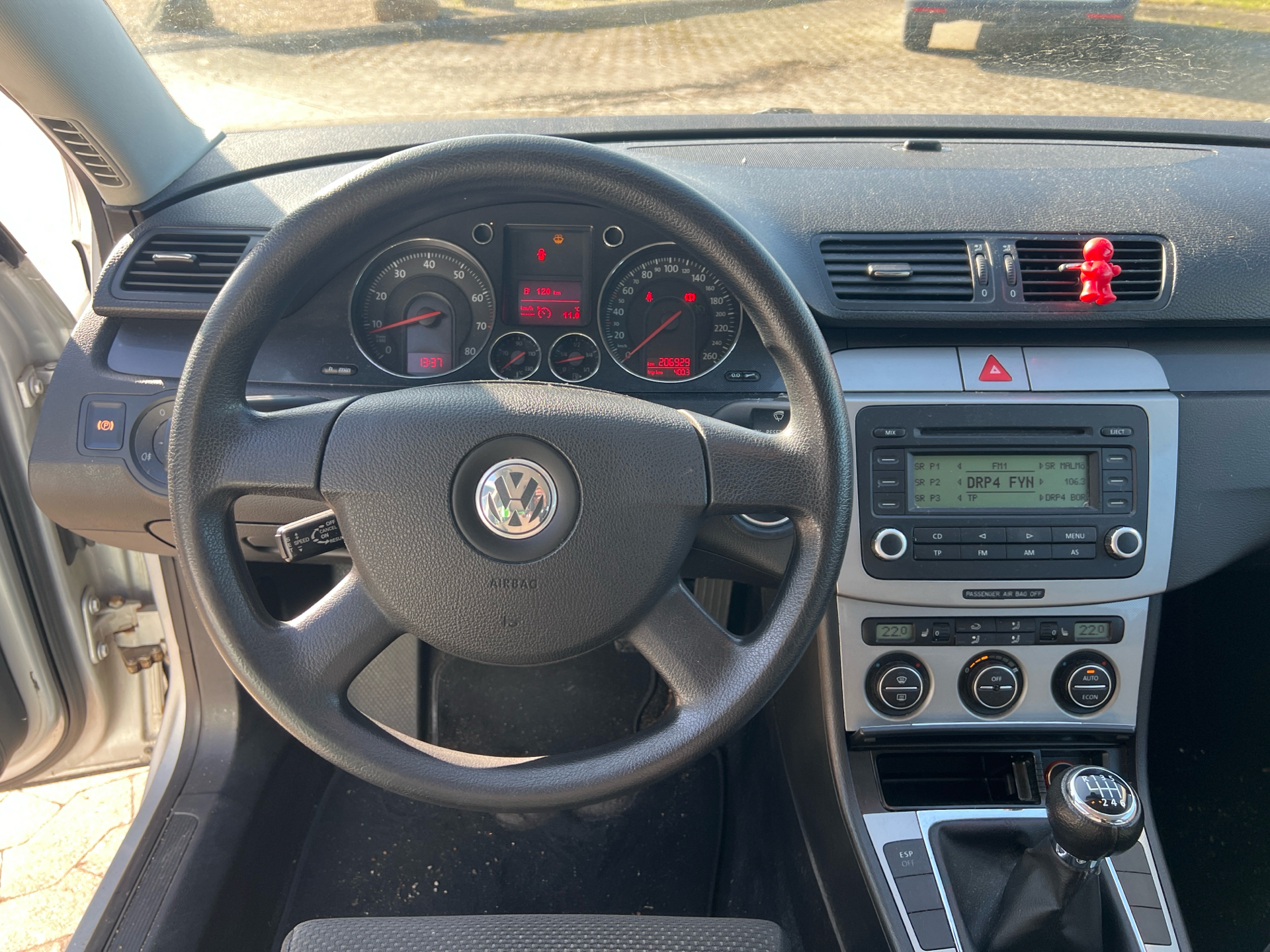 Sølv VW Passat fra 2005