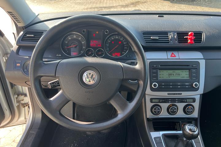 Sølv VW Passat fra 2005