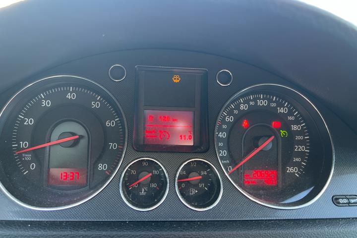 Sølv VW Passat fra 2005