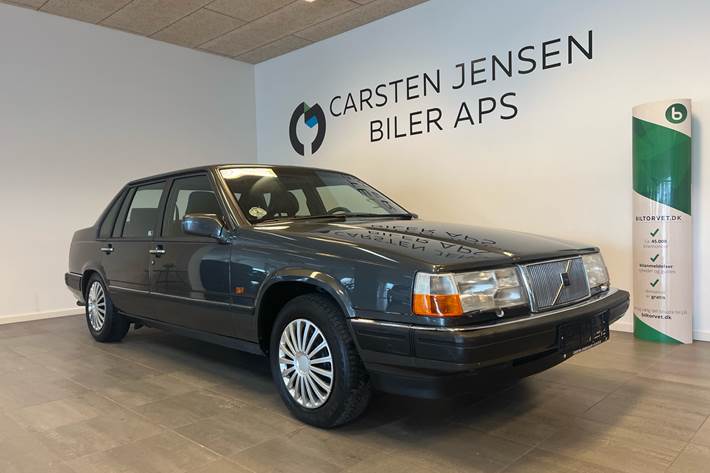 Blå Volvo 960 fra 1993 set udefra