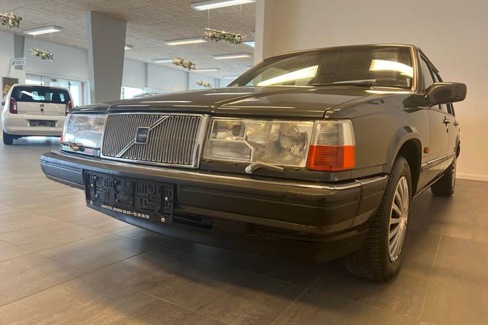 Blå Volvo 960 fra 1993