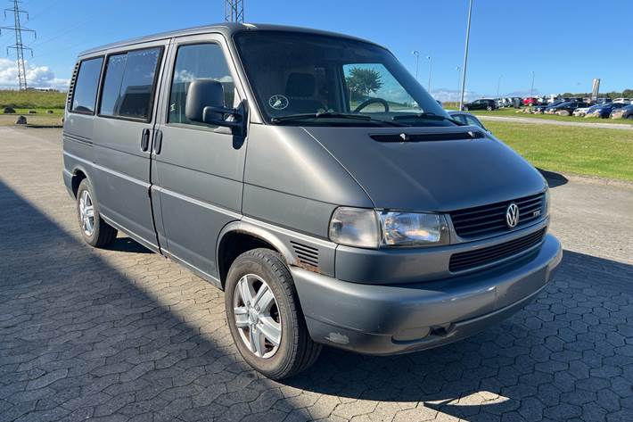 Grå VW Caravelle fra 1998 set udefra