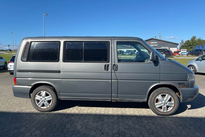 Grå VW Caravelle fra 1998