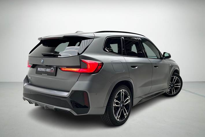 Grå BMW iX1 fra 2023