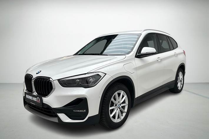 Hvid BMW X1 fra 2020 set udefra