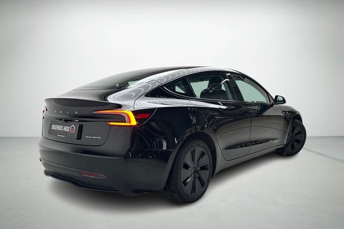 Sort Tesla Model 3 fra 2024