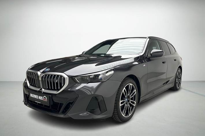 Grå BMW i5 fra 2024 set udefra