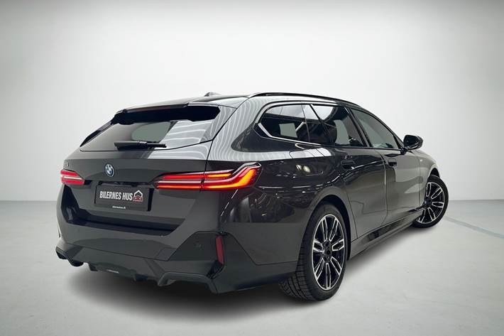 Grå BMW i5 fra 2024