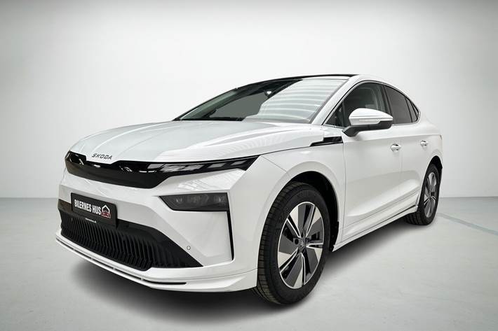 Hvid Skoda Enyaq fra 2025 set udefra