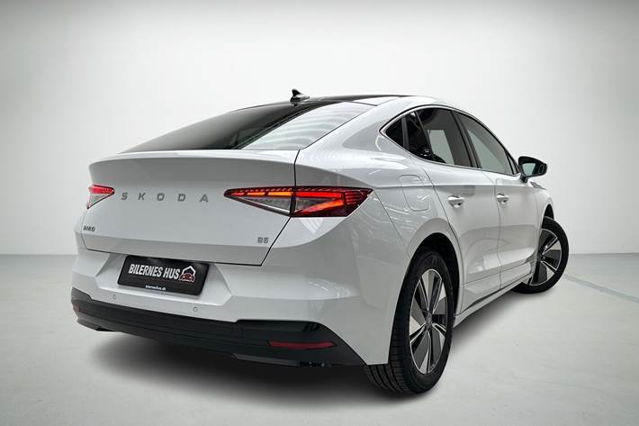 Hvid Skoda Enyaq fra 2025