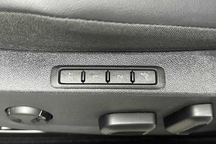 Hvid Skoda Enyaq fra 2025