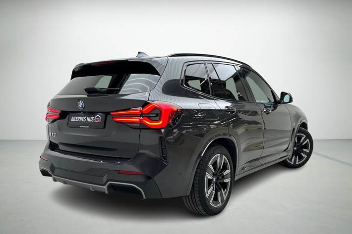 Grå BMW iX3 fra 2023