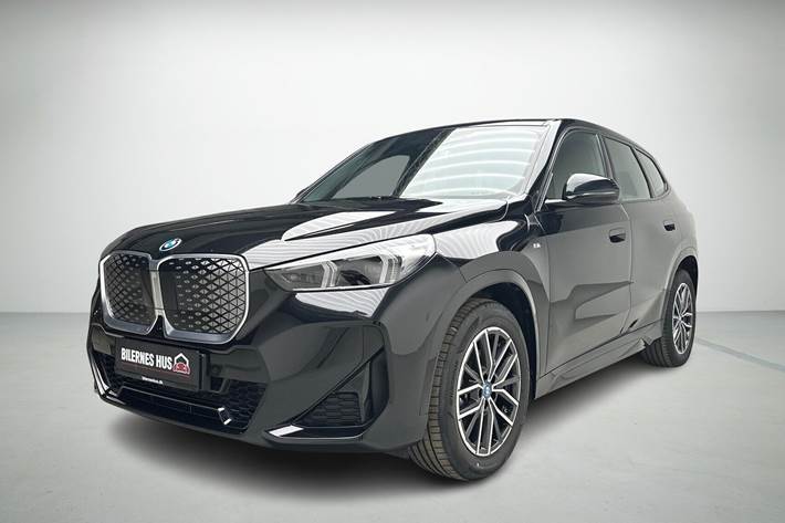 Sort BMW iX1 fra 2022 set udefra