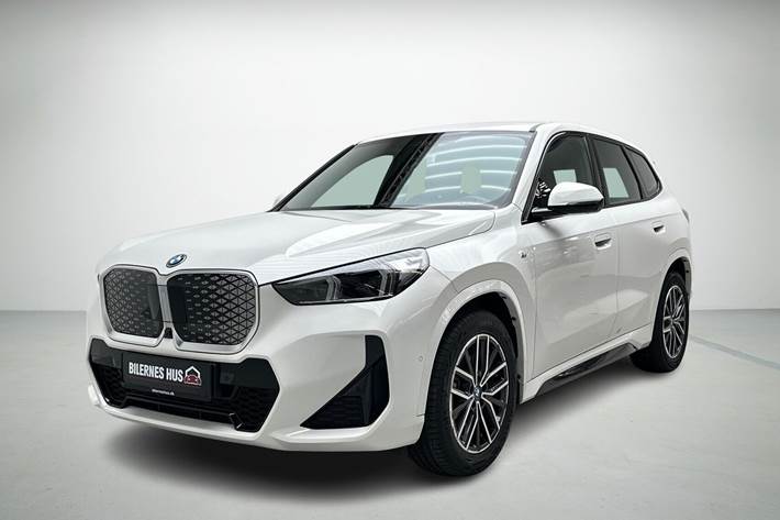 Hvid BMW iX1 fra 2023 set udefra