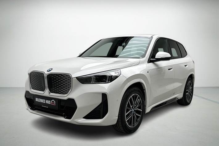 Hvid BMW iX1 fra 2024 set udefra