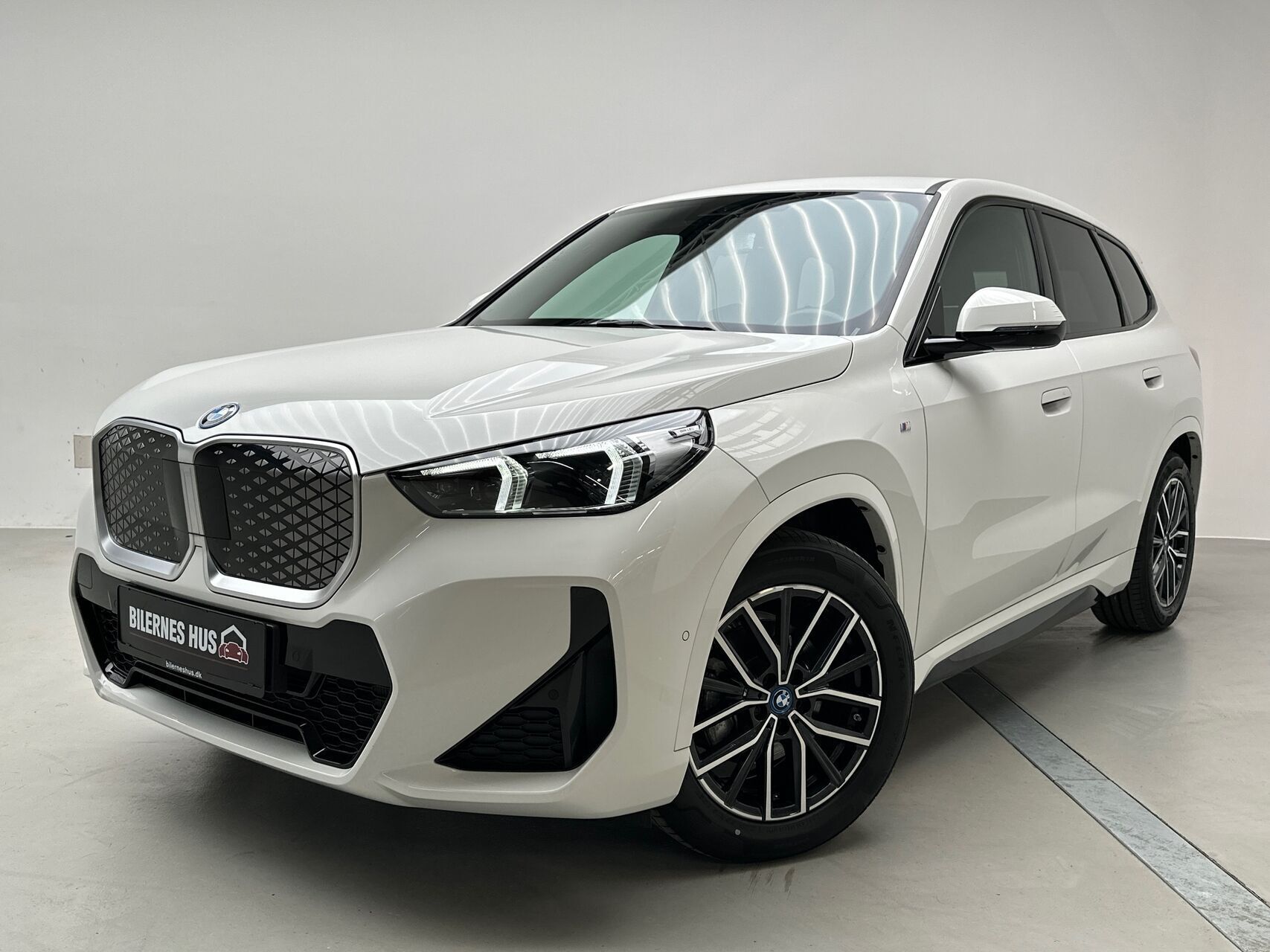 Hvid BMW iX1 fra 2024