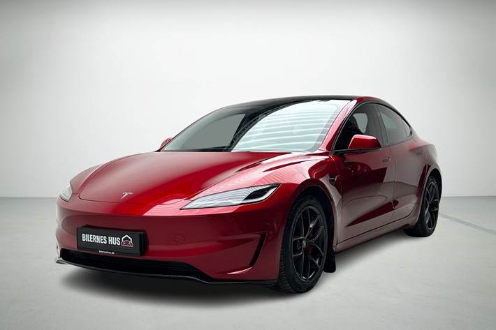 Rød Tesla Model 3 fra 2024 set udefra