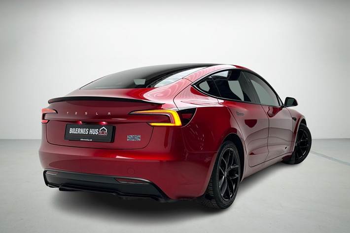 Rød Tesla Model 3 fra 2024