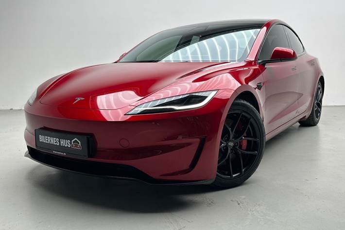 Rød Tesla Model 3 fra 2024