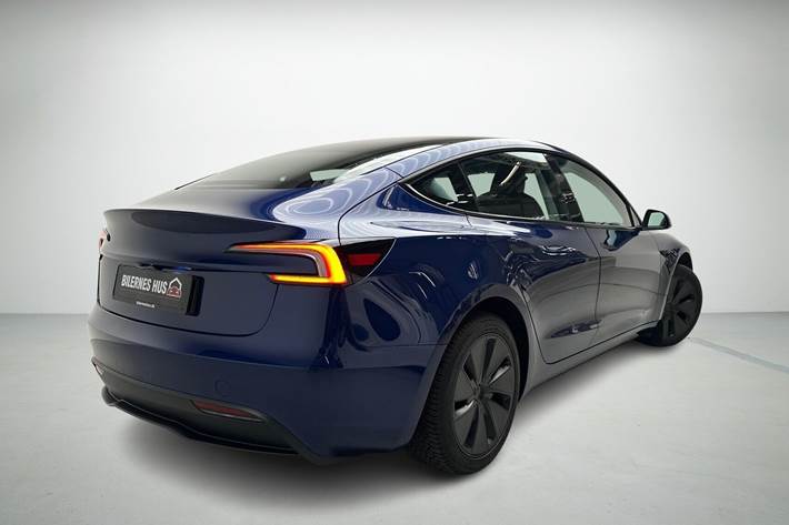 Blå Tesla Model 3 fra 2025