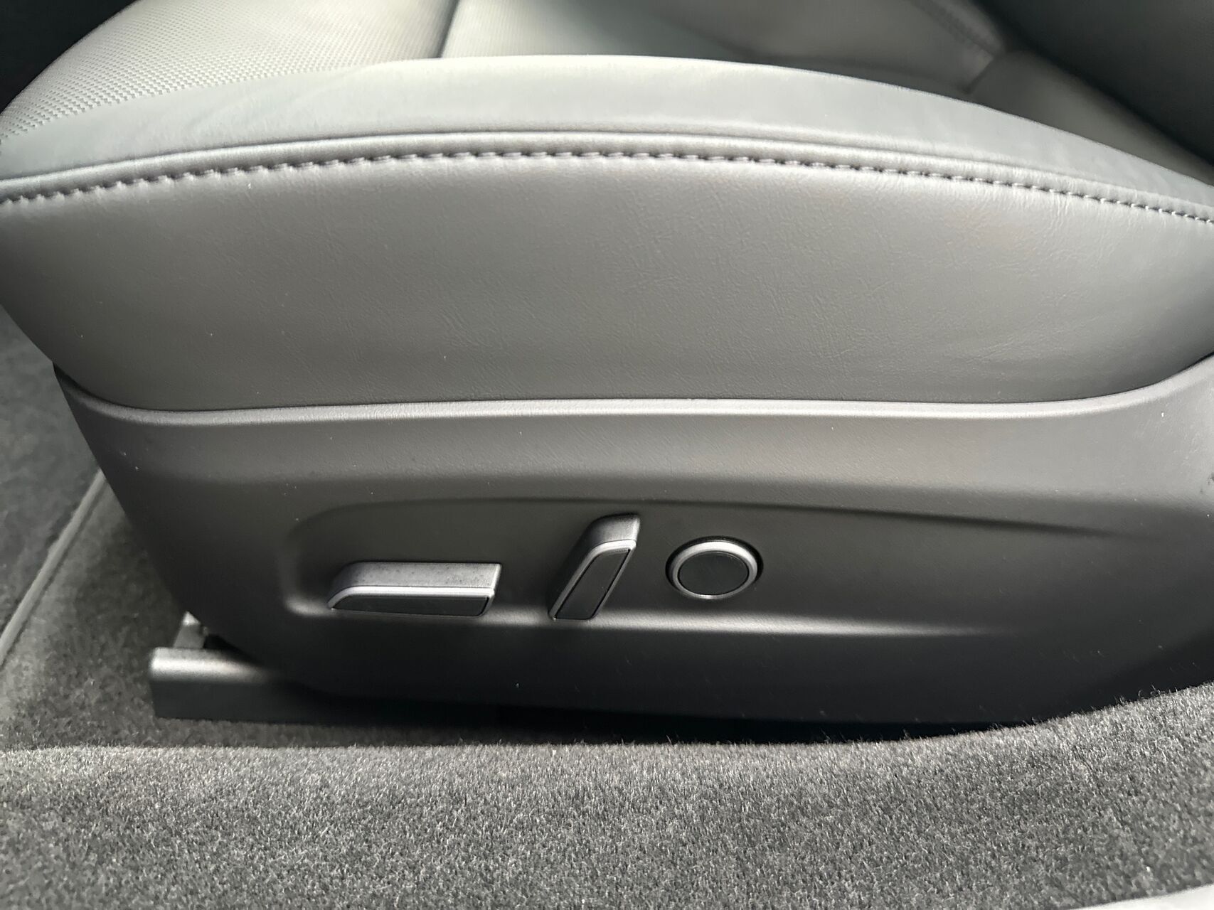 Blå Tesla Model 3 fra 2025