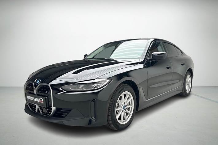 Sort BMW i4 fra 2023 set udefra