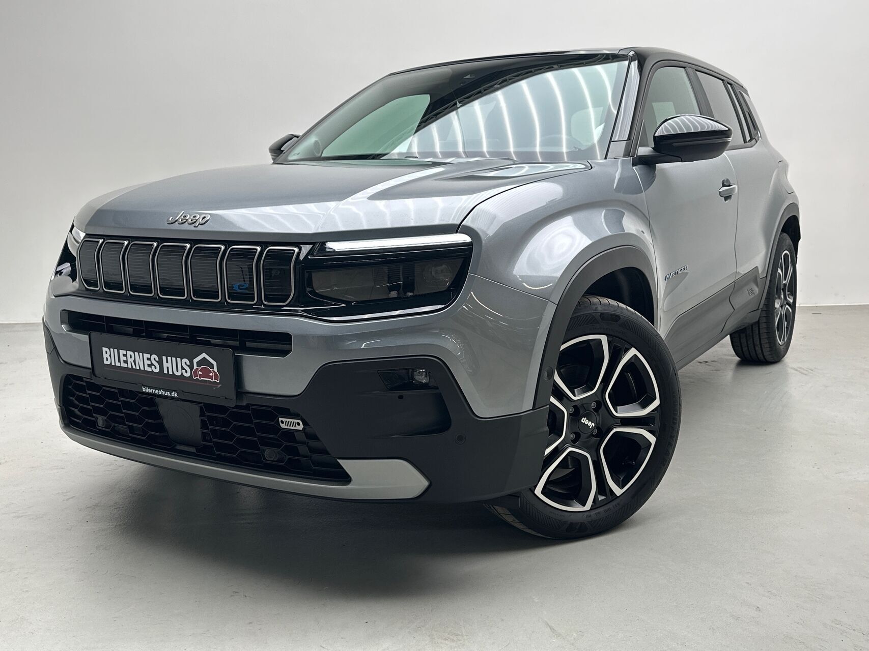 Grå Jeep Avenger fra 2023